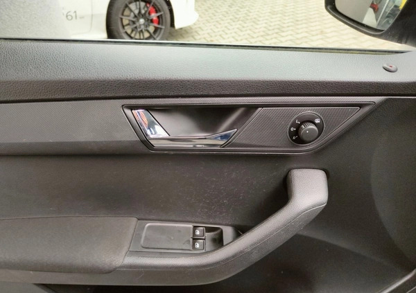 Skoda Fabia cena 34900 przebieg: 204199, rok produkcji 2018 z Bobowa małe 254